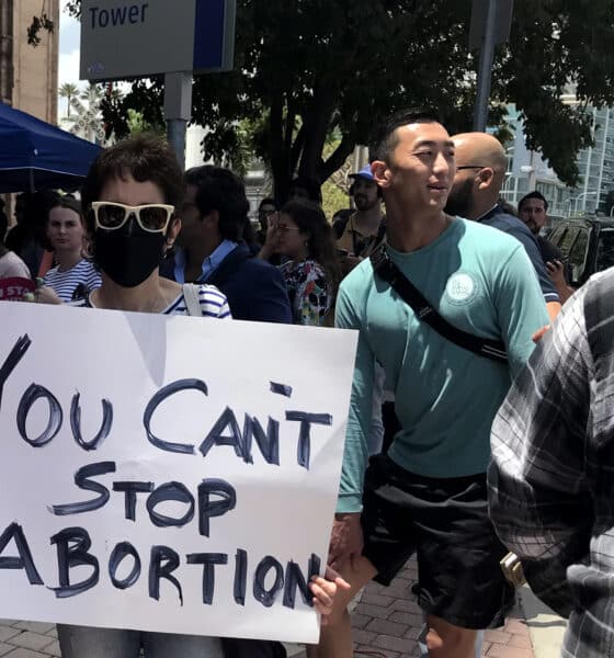 Fotografía de archivo de una mujer que sostiene una pancarta que dice en inglés "No puedes detener el aborto" durante un acto celebrado a las afueras de la llamada Torre de la Libertad en Miami, Florida (EE.UU.). EFE/Ana Mengotti