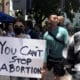 Fotografía de archivo de una mujer que sostiene una pancarta que dice en inglés "No puedes detener el aborto" durante un acto celebrado a las afueras de la llamada Torre de la Libertad en Miami, Florida (EE.UU.). EFE/Ana Mengotti