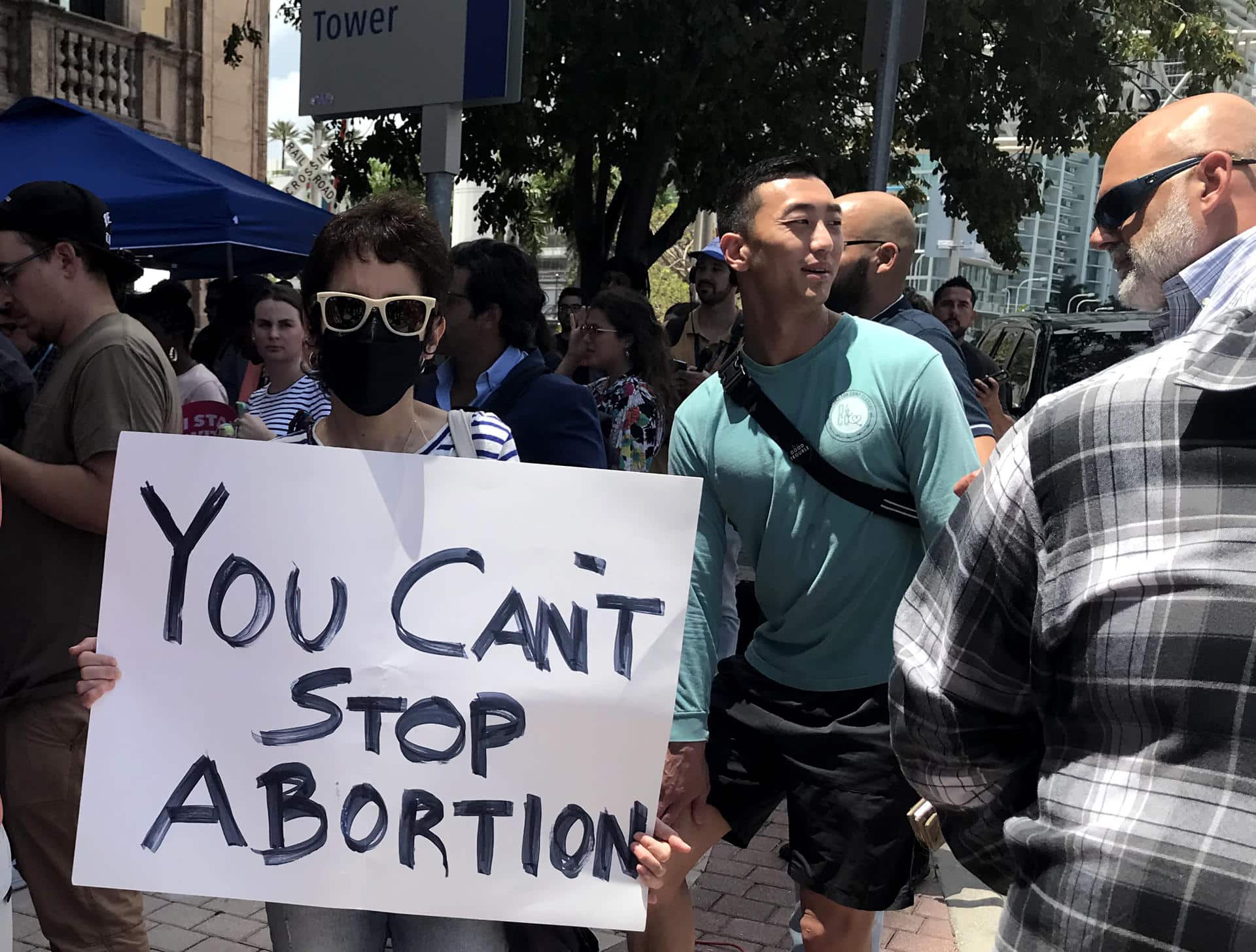 Fotografía de archivo de una mujer que sostiene una pancarta que dice en inglés "No puedes detener el aborto" durante un acto celebrado a las afueras de la llamada Torre de la Libertad en Miami, Florida (EE.UU.). EFE/Ana Mengotti