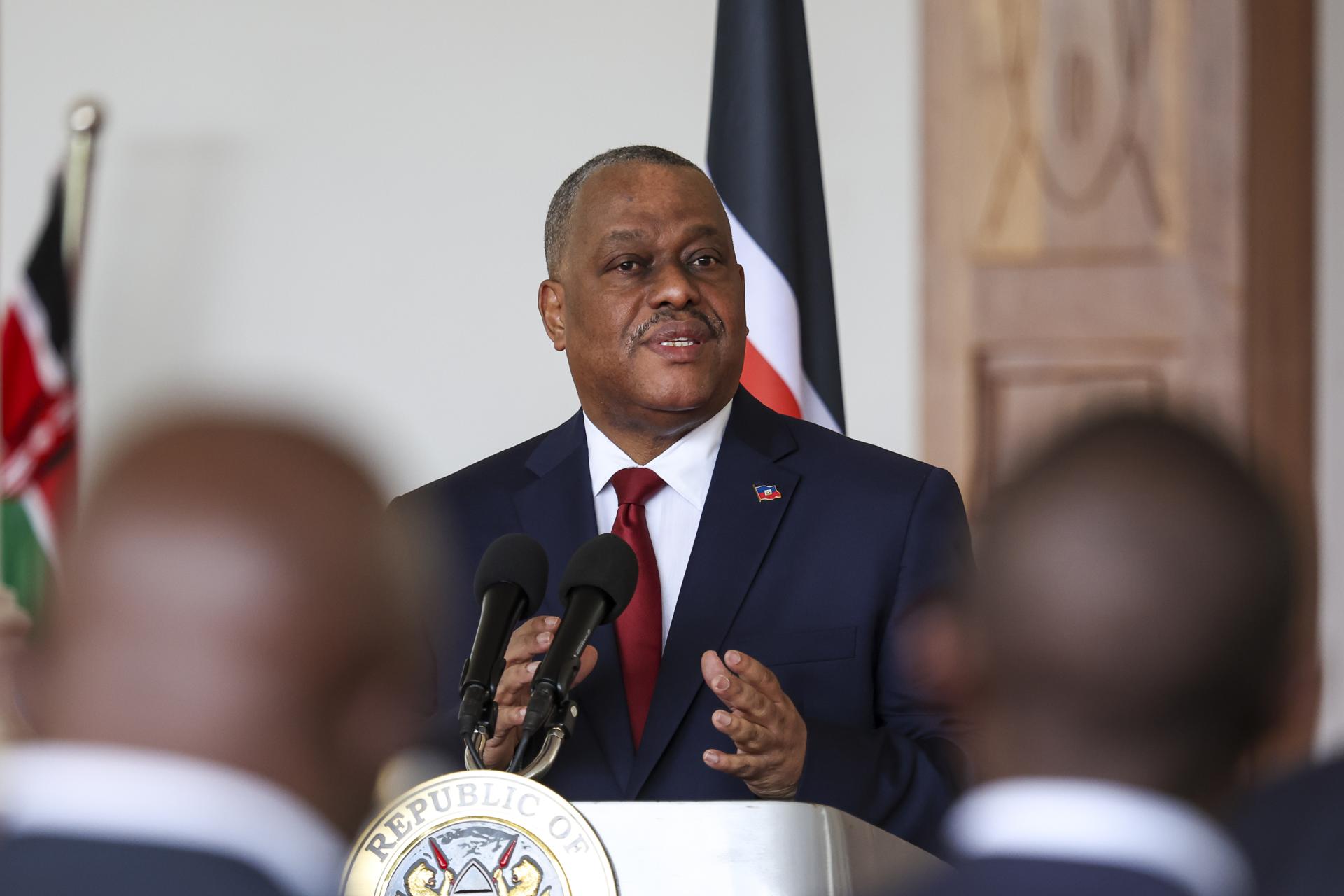 Nairobi (Kenya), 11/10/2024.- Haiti Prime Minister Garry Conille speaks during a joint press conference with Kenya President William Ruto, at the Statehouse in Nairobi, Kenya, 11 October 2024. Garry Conille is on an official State visit in Kenya, which is part of the Multinational Security Support (MSS) mission in Haiti, has a current total of nearly 400 police officers deployed in the mission. President Ruto announced that an additional 600 Kenyan police officers are undergoing pre-deployment training and will be ready for duty soon. He also added that the meeting marks a significant step forward as they reaffirm their commitment to peace, progress and partnership. (Kenia) EFE/EPA/DANIEL IRUNGU