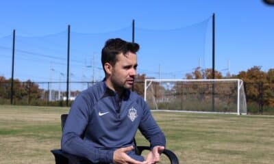 El entrenador del Washington Spirit, Jonatan Giráldez, durante una entrevista en la ciudad deportiva que el Spirit comparte con el DC United de la MLS en Leesburg, Virginia (EE. UU). EFE/Octavio Guzmán