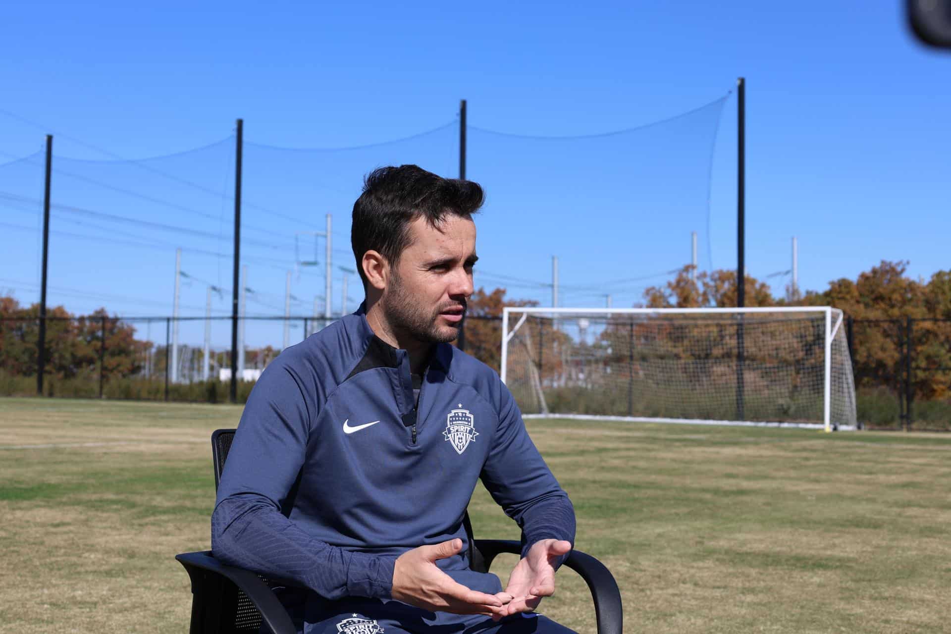 El entrenador del Washington Spirit, Jonatan Giráldez, durante una entrevista en la ciudad deportiva que el Spirit comparte con el DC United de la MLS en Leesburg, Virginia (EE. UU). EFE/Octavio Guzmán