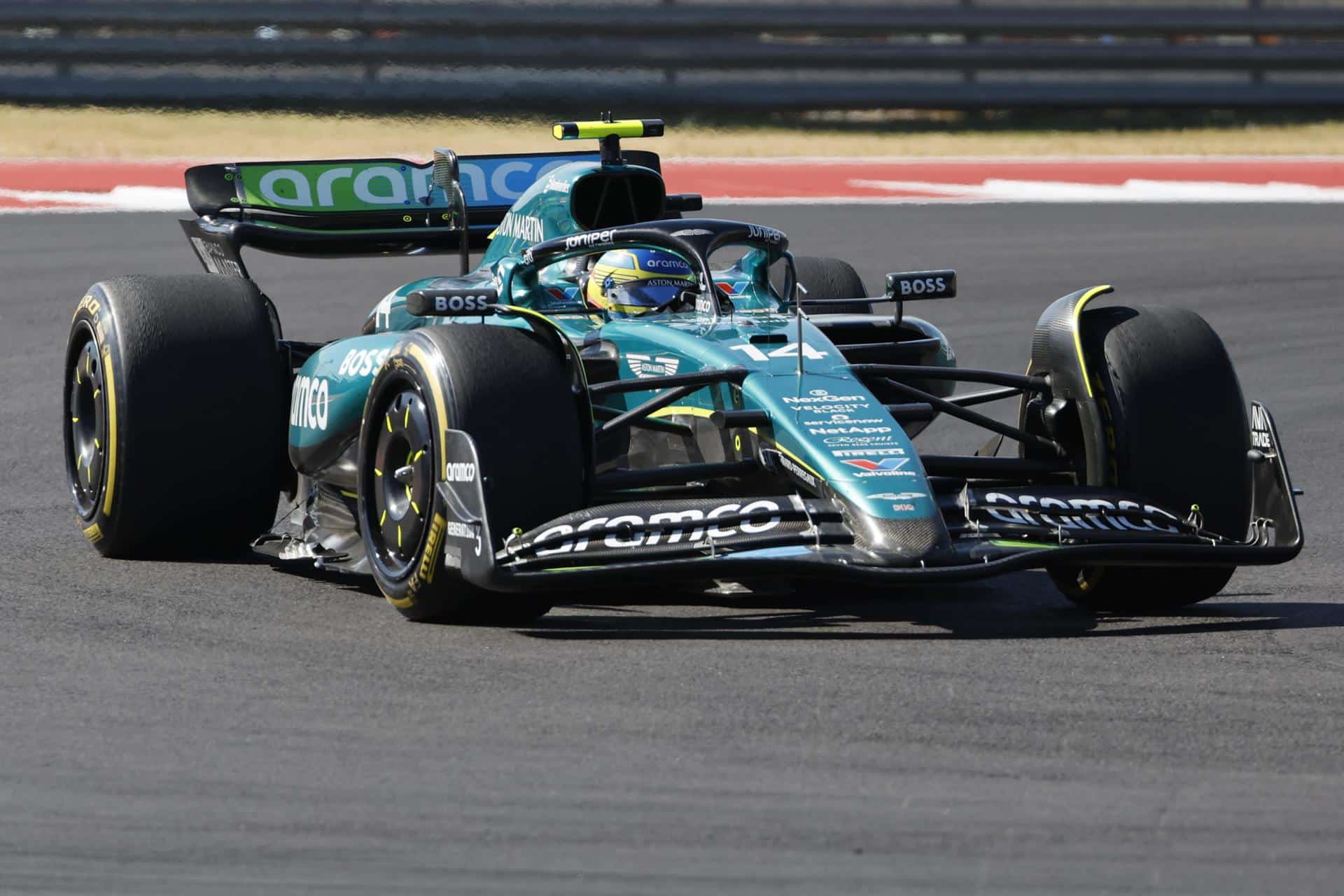 Imagen de archivo de Fernando Alonso con su Aston Martin. EFE/EPA/JOHN MABANGLO