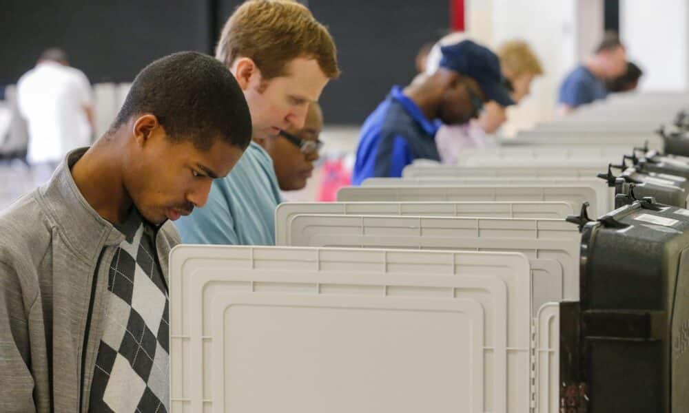 Imagen de archivo de votantes que participan en el primer día de voto anticipado para las elecciones generales n el Tucker Recreation Center, en Tucker, en el estado de Georgia (Estados Unidos). EFE/Erik S. Lesser