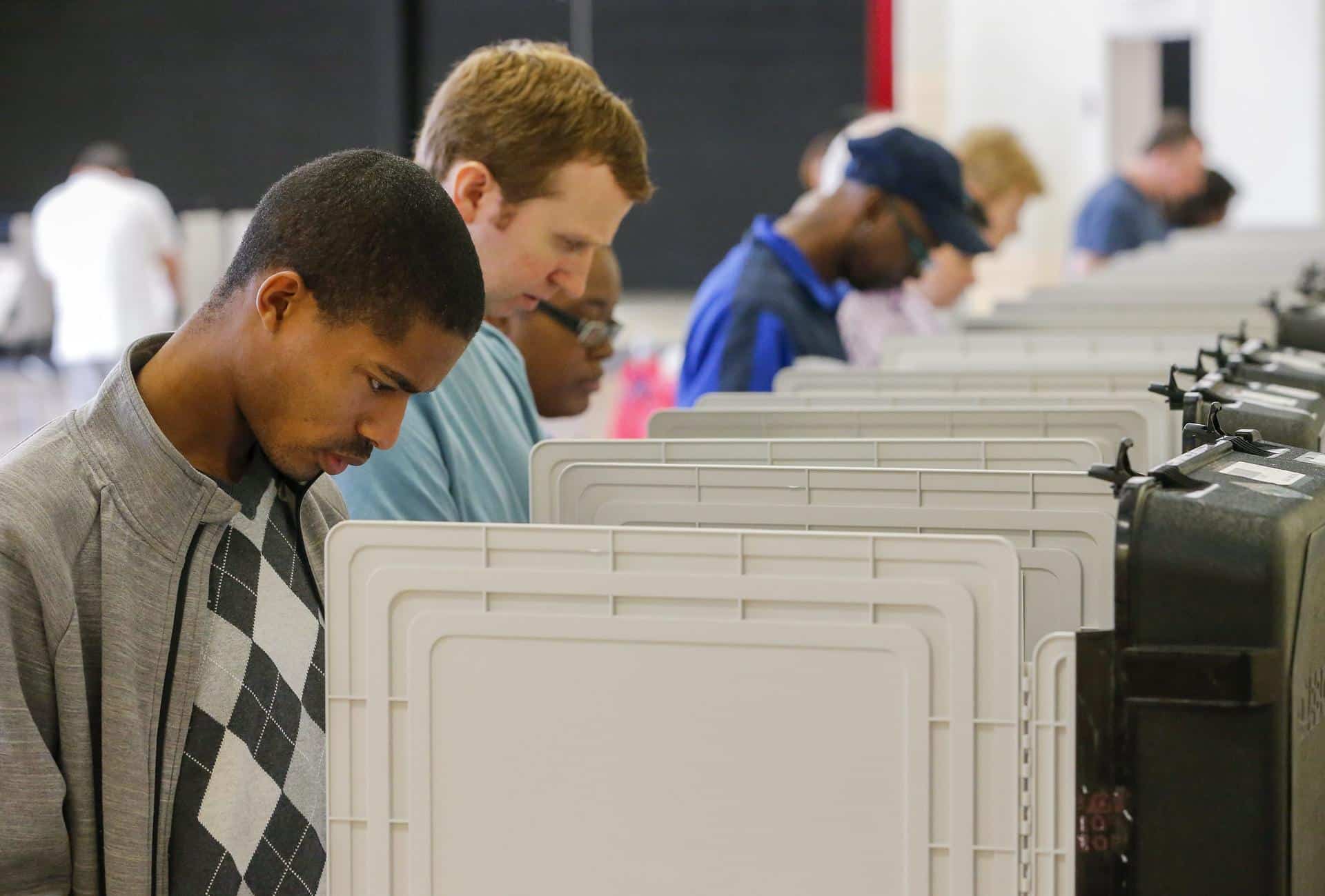 Imagen de archivo de votantes que participan en el primer día de voto anticipado para las elecciones generales n el Tucker Recreation Center, en Tucker, en el estado de Georgia (Estados Unidos). EFE/Erik S. Lesser