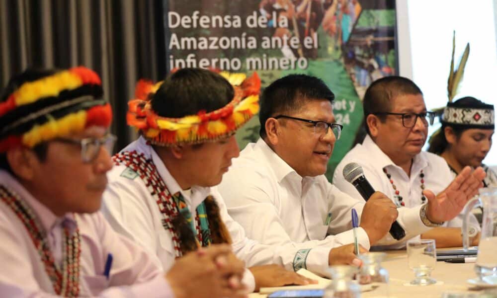 Líderes indígenas acompañados de representantes de organizaciones y de comunidades hablan durante el encuentro 'Defensa de la Amazonía ante el infierno minero', este martes en Lima (Perú).Varios líderes de los pueblos indígenas de Perú pidieron este martes a Estados Unidos, Suiza, India y Arabia Saudí dejar de comprar "oro sucio", extraído de forma ilícita de la Amazonía, y denunciaron que el 70 % de este metal exportado proviene del mercado ilegal. EFE/Paolo Aguilar