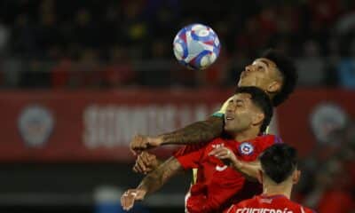 Guillermo Maripán (abajo) de Chile disputa un balón con Igor Jesus Maciel da Cruz (arriba) de Brasil en un partido de las eliminatorias sudamericanas para el Mundial de 2026. EFE/ Elvis González