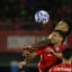 Guillermo Maripán (abajo) de Chile disputa un balón con Igor Jesus Maciel da Cruz (arriba) de Brasil en un partido de las eliminatorias sudamericanas para el Mundial de 2026. EFE/ Elvis González