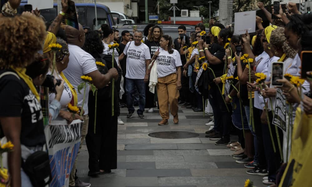 Los familiares de Marielle Franco: su padre, Antônio Francisco da Silva Neto (c-i); su hermana, Anielle Franco (c), y su madre, Marinete da Silva (c-d), llegan al juicio por el asesinato de la concejala este miércoles, en Río de Janeiro (Brasil). EFE/ Antonio Lacerda