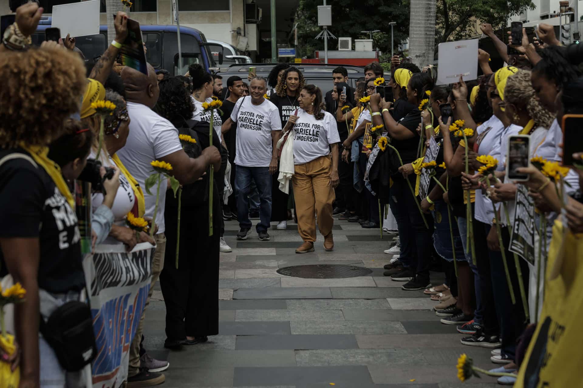 Los familiares de Marielle Franco: su padre, Antônio Francisco da Silva Neto (c-i); su hermana, Anielle Franco (c), y su madre, Marinete da Silva (c-d), llegan al juicio por el asesinato de la concejala este miércoles, en Río de Janeiro (Brasil). EFE/ Antonio Lacerda