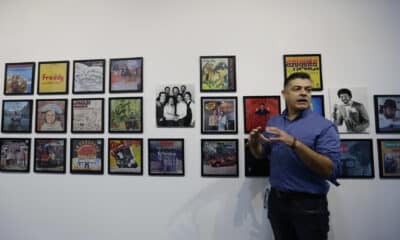 Tommy Meini, curador principal y responsable del fondo de la Colección Gladys Palmera, exhibe una muestra de portadas de discos de vinilo y de iconografías este jueves, en el Centro Cultural de España en Ciudad de Panamá (Panamá). EFE/ Carlos Lemos