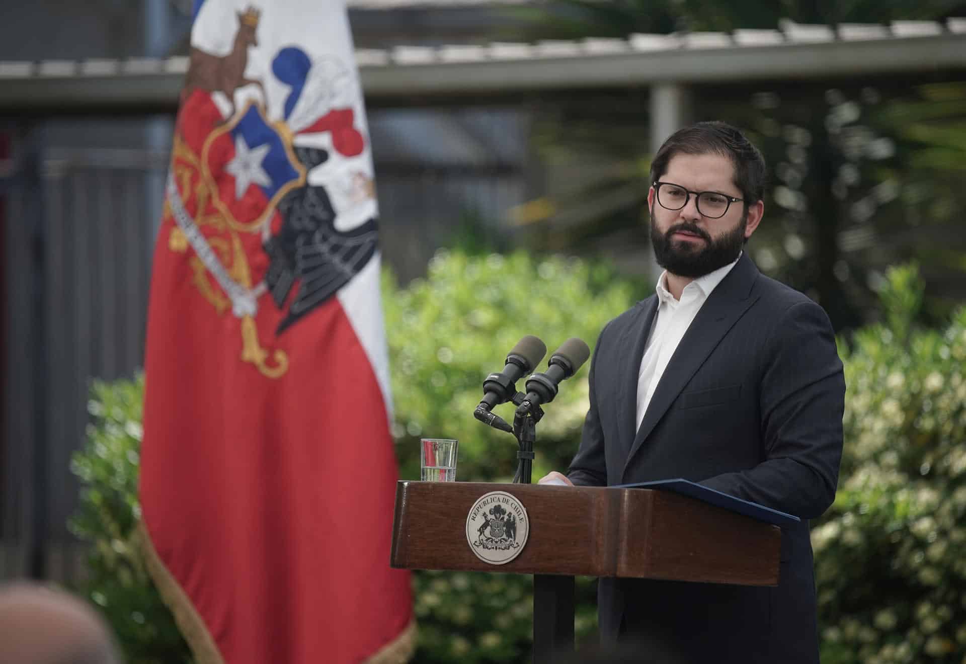 Fotografía cedida por la Presidencia de Chile del mandatario, Gabriel Boric Font, durante una rueda de prensa en Santiago (Chile). EFE/PRESIDENCIA DE CHILE