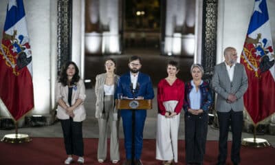 Fotografía cedida por Presidencia de Chile en la que el gobernante, Gabriel Boric, ofrece una rueda de prensa el domingo en el Palacio de La Moneda, en Santiago, tras la jornada electoral. EFE/PRESIDENCIA DE CHILE