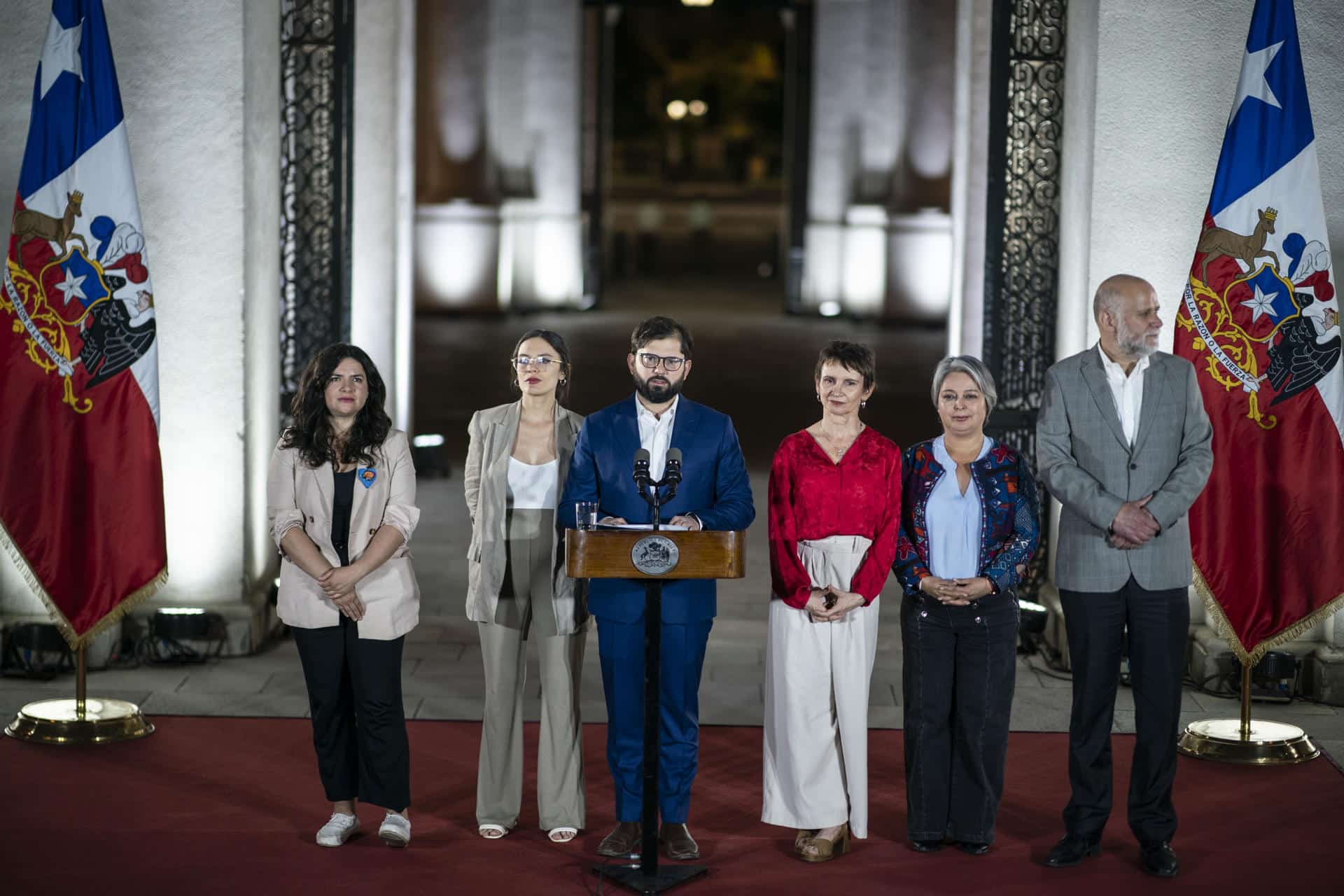 Fotografía cedida por Presidencia de Chile en la que el gobernante, Gabriel Boric, ofrece una rueda de prensa el domingo en el Palacio de La Moneda, en Santiago, tras la jornada electoral. EFE/PRESIDENCIA DE CHILE