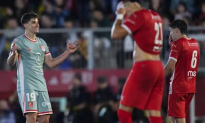 Julián Álvarez celebra tras marcar el segundo gol ante el Vic. EFE/Siu Wu