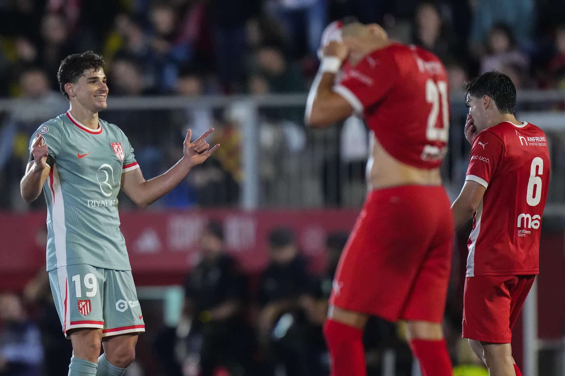 Julián Álvarez celebra tras marcar el segundo gol ante el Vic. EFE/Siu Wu