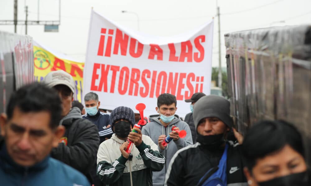 Transportistas se manifiestan durante una protesta el pasado 26 de septiembre en Lima (Perú). EFE/Paolo Aguilar