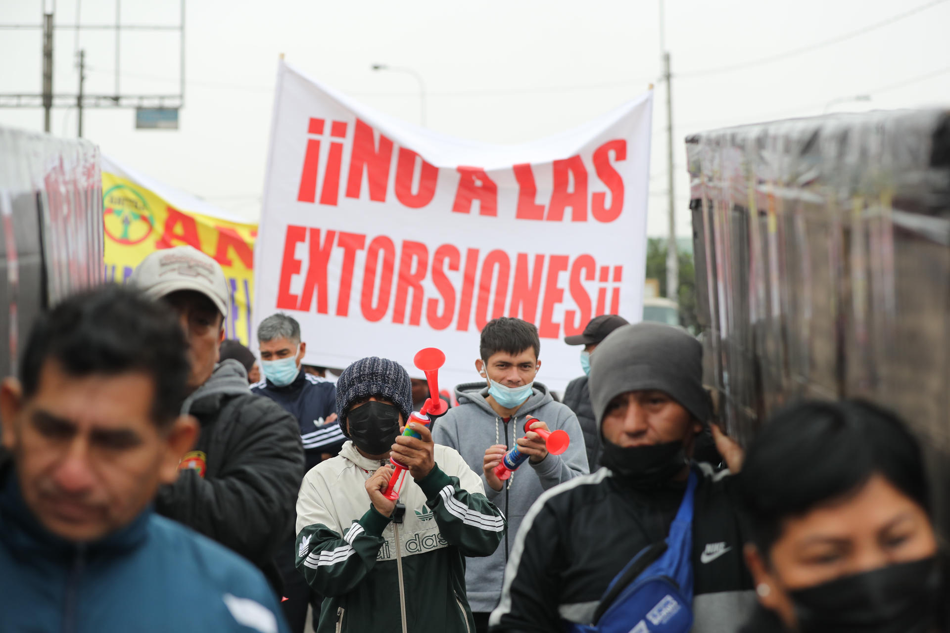 Transportistas se manifiestan durante una protesta el pasado 26 de septiembre en Lima (Perú). EFE/Paolo Aguilar