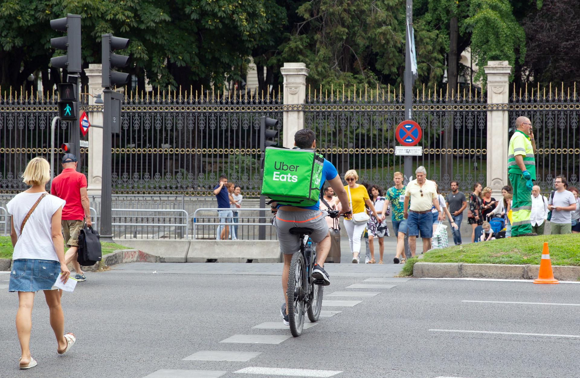 Imagen de archivo de un repartidor de "Uber Eats". EFE/Mireia Toledo