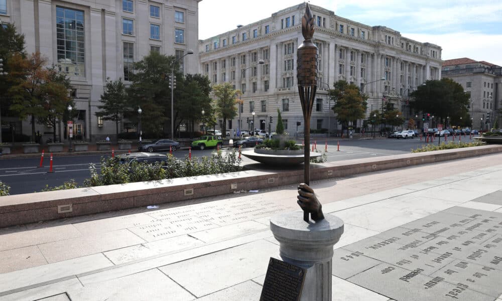 Fotografía del monumento con forma de antorcha que en su placa se denomina 'La llama perdurable de Donald Trump', este 29 de octubre de 2024, en la Freedom Plaza, cerca de la Casa Blanca en Washington (EE.UU.). EFE/Esteban Capdepon