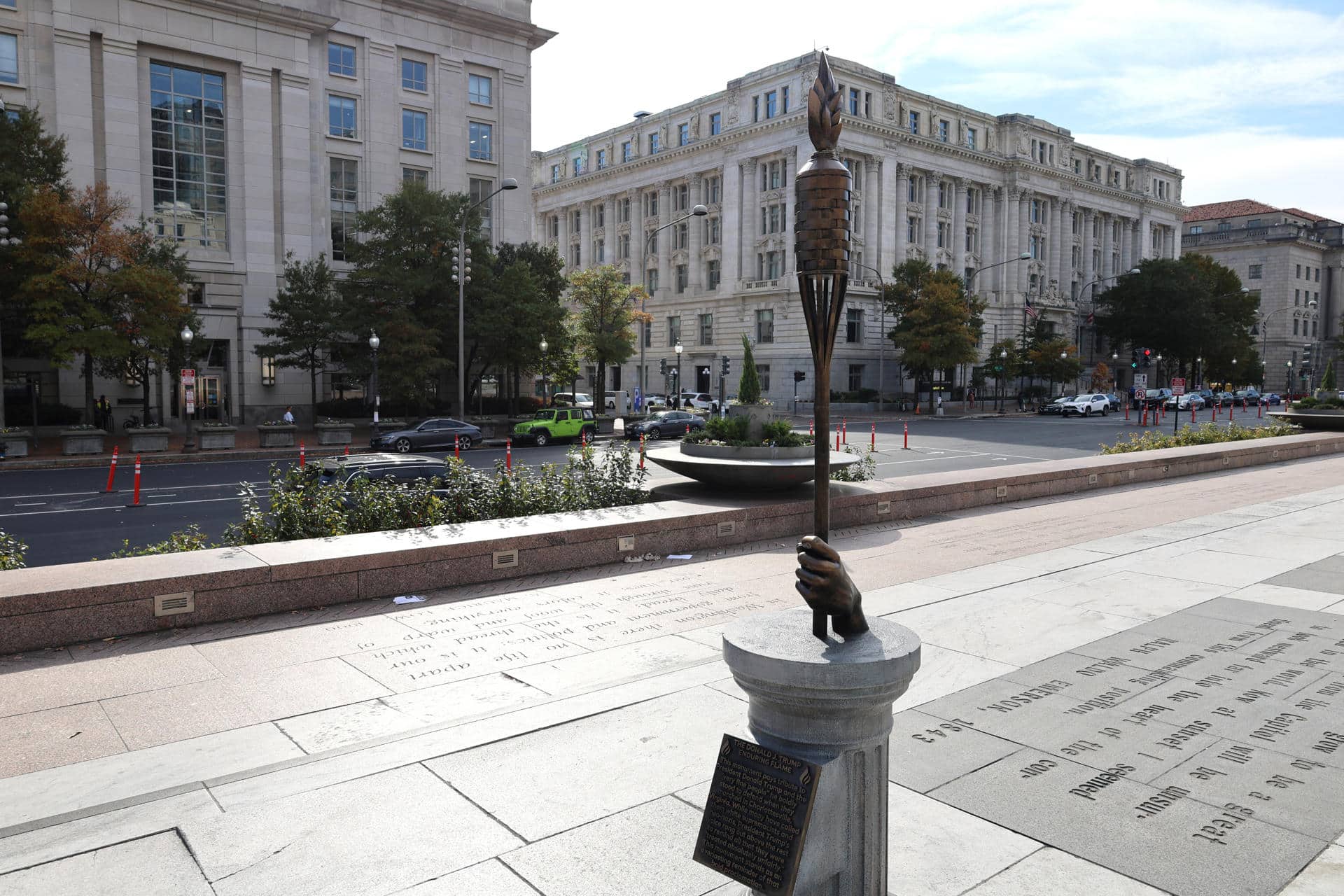 Fotografía del monumento con forma de antorcha que en su placa se denomina 'La llama perdurable de Donald Trump', este 29 de octubre de 2024, en la Freedom Plaza, cerca de la Casa Blanca en Washington (EE.UU.). EFE/Esteban Capdepon