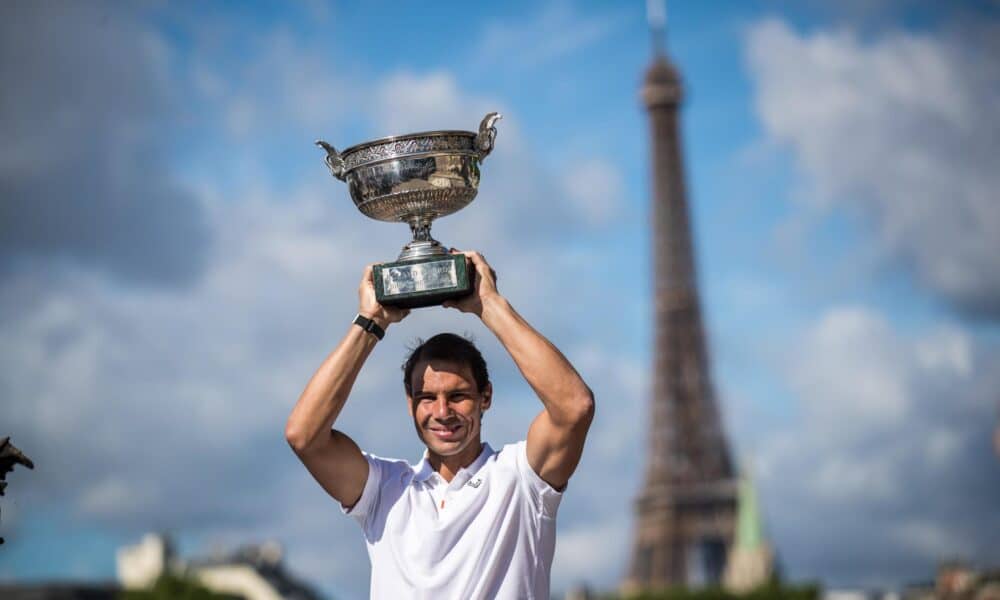 Foto de archivo de Rafael Nadal, el 6 de junio de 2022, con su trofeo junto a la Torre Eiffel después de ganar la final masculina del Abierto de Franciaia ante el noruego Casper Ruud. EFE/EPA/CHRISTOPHE PETIT TESSON