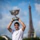 Foto de archivo de Rafael Nadal, el 6 de junio de 2022, con su trofeo junto a la Torre Eiffel después de ganar la final masculina del Abierto de Franciaia ante el noruego Casper Ruud. EFE/EPA/CHRISTOPHE PETIT TESSON