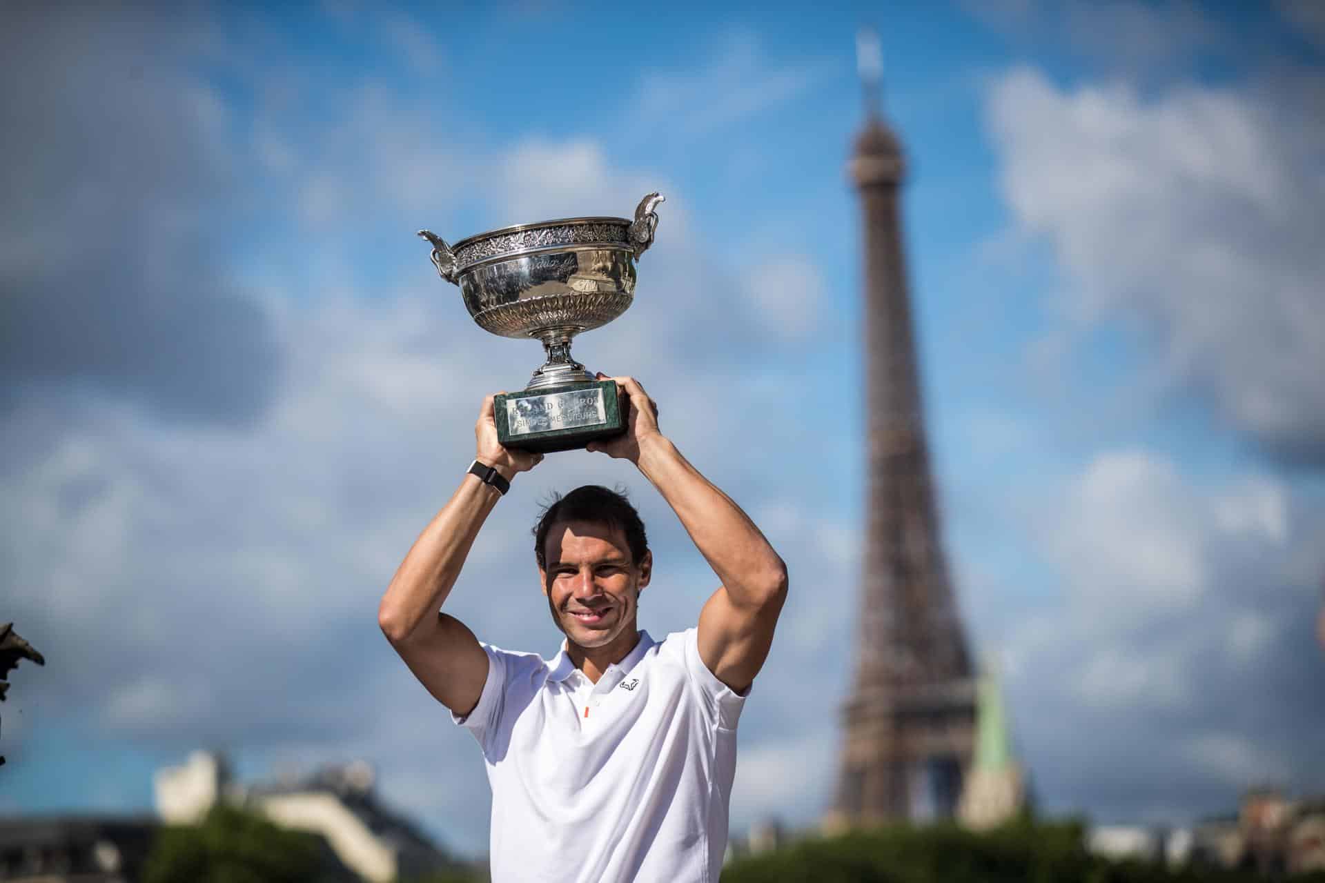 Foto de archivo de Rafael Nadal, el 6 de junio de 2022, con su trofeo junto a la Torre Eiffel después de ganar la final masculina del Abierto de Franciaia ante el noruego Casper Ruud. EFE/EPA/CHRISTOPHE PETIT TESSON