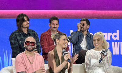 (De izquierda a derecha arriba) Danny Ocean, Mau y Ricky (abajo) Nacho, Lele Pons, y Elena Rose hablan durante un panel de la Semana Billboard de la Música Latina este miércoles, en el icónico teatro Fillmore de Miami Beach, Florida (EE. UU). EFE/Alicia Civita