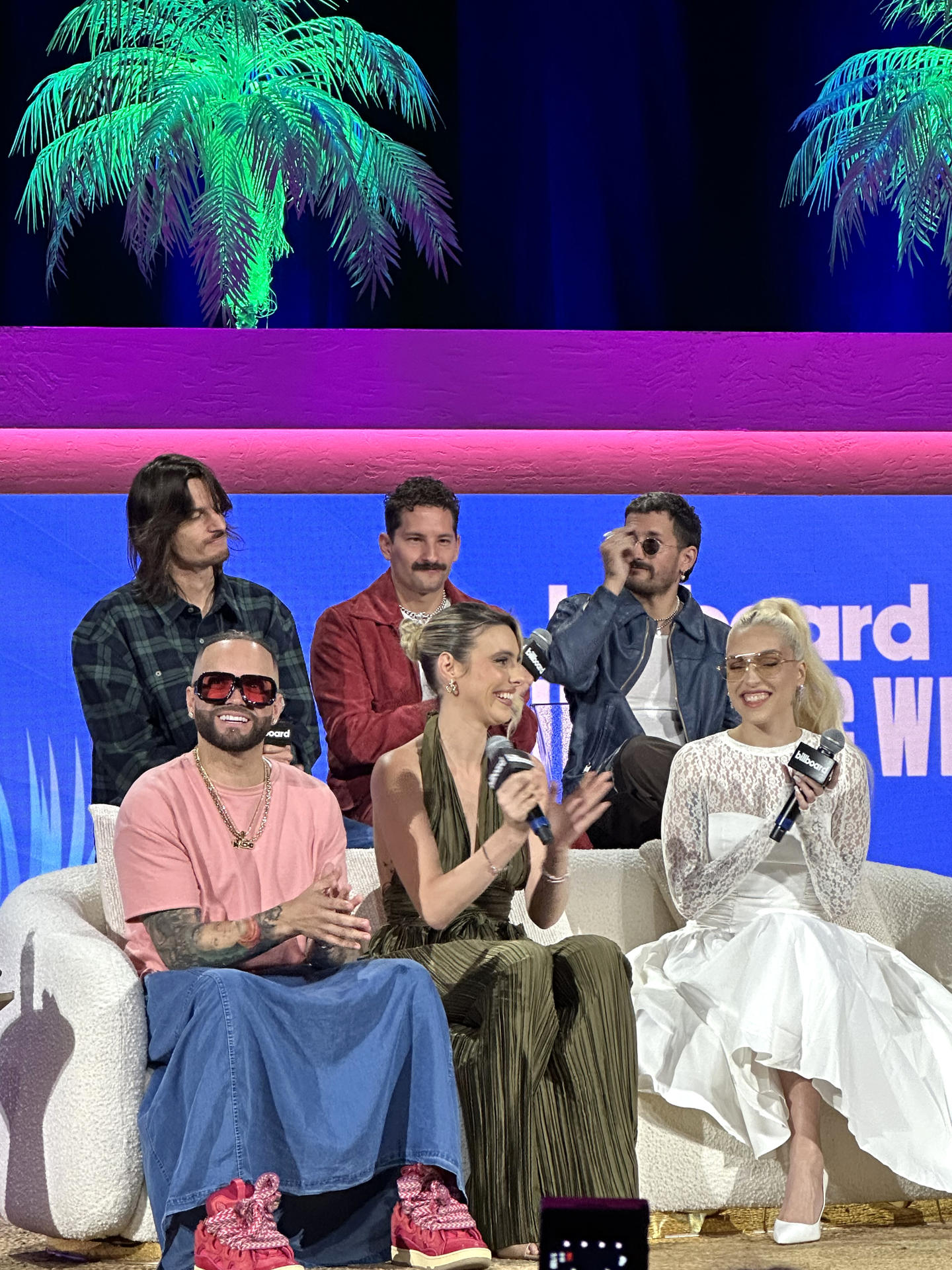 (De izquierda a derecha arriba) Danny Ocean, Mau y Ricky (abajo) Nacho, Lele Pons, y Elena Rose hablan durante un panel de la Semana Billboard de la Música Latina este miércoles, en el icónico teatro Fillmore de Miami Beach, Florida (EE. UU). EFE/Alicia Civita