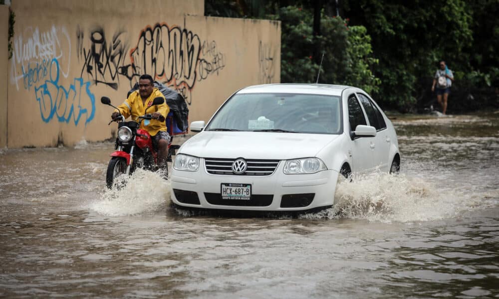 Imagen de archivo de vehículos que transitan por una calle inundada debido a las fuertes lluvias en Acapulco, estado de Guerrero (México). EFE/ David Guzmán