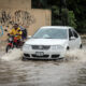 Imagen de archivo de vehículos que transitan por una calle inundada debido a las fuertes lluvias en Acapulco, estado de Guerrero (México). EFE/ David Guzmán