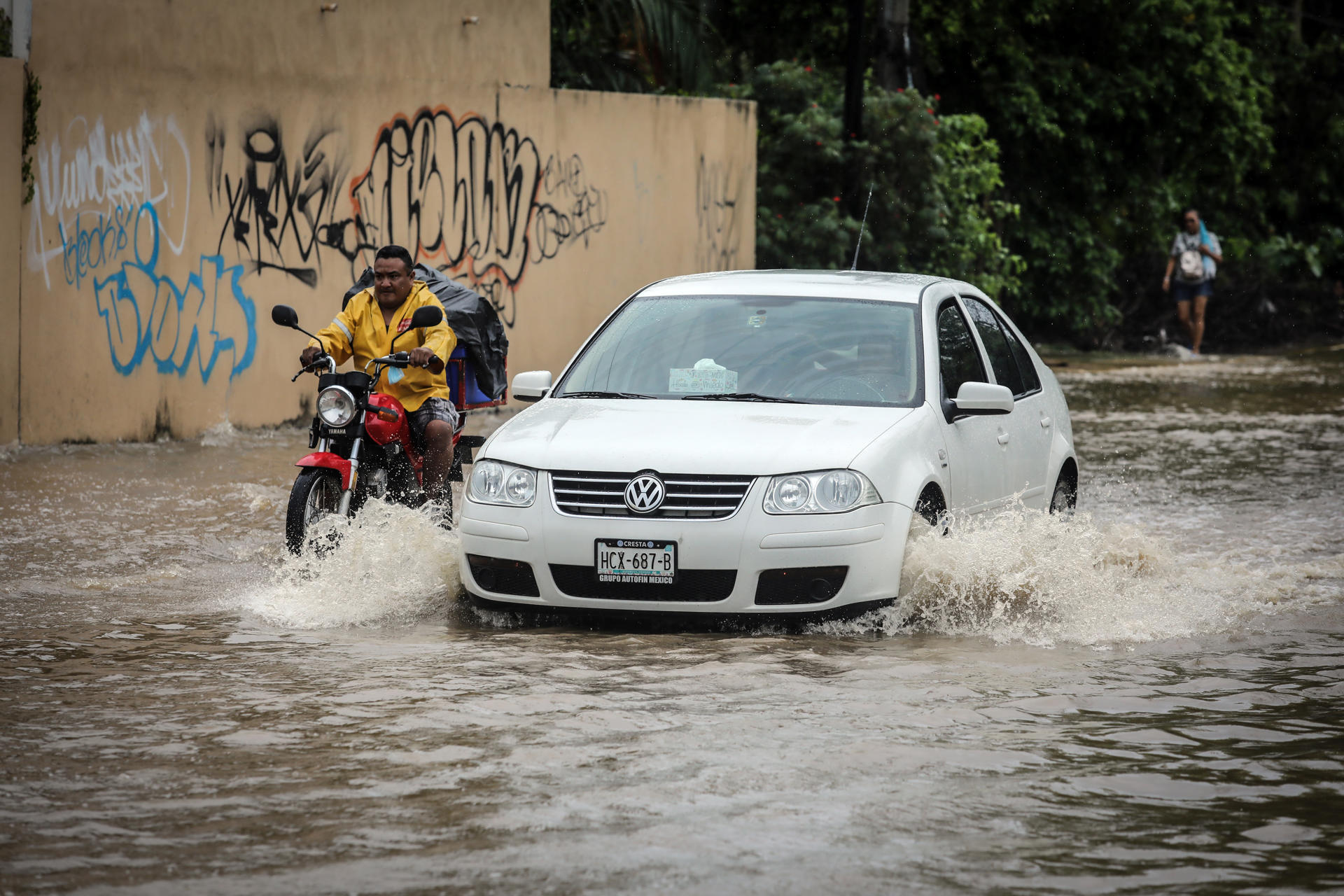 Imagen de archivo de vehículos que transitan por una calle inundada debido a las fuertes lluvias en Acapulco, estado de Guerrero (México). EFE/ David Guzmán