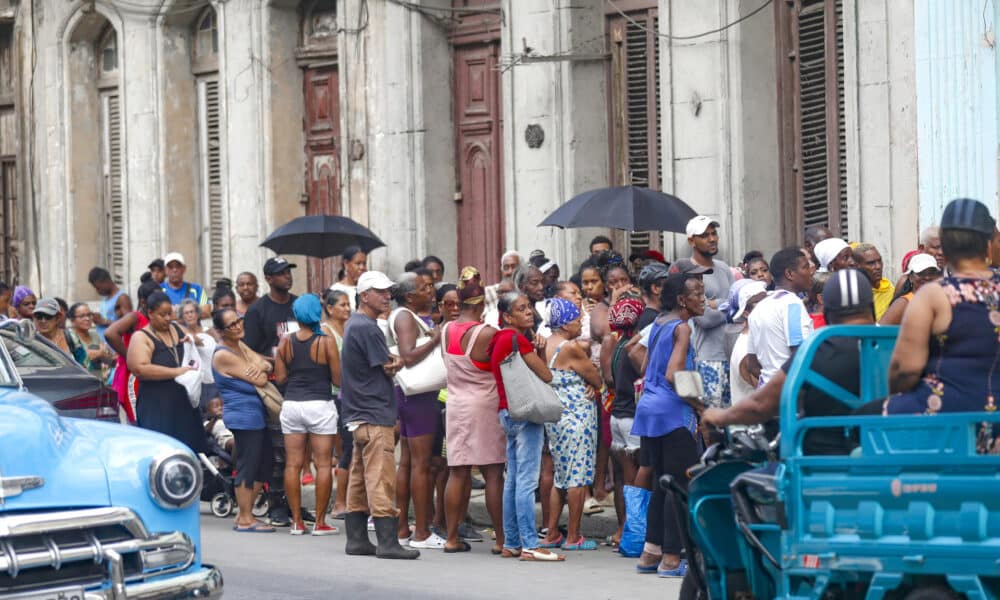 Personas esperan su turno para comprar alimentos antes que se dañen por falta de electricidad en una tienda estatal, este lunes en La Habana (Cuba). EFE/ Yander Zamora