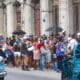 Personas esperan su turno para comprar alimentos antes que se dañen por falta de electricidad en una tienda estatal, este lunes en La Habana (Cuba). EFE/ Yander Zamora