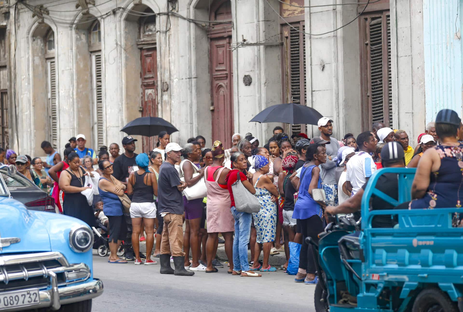 Personas esperan su turno para comprar alimentos antes que se dañen por falta de electricidad en una tienda estatal, este lunes en La Habana (Cuba). EFE/ Yander Zamora