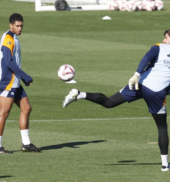 Thibaut Courtois (d) despeja el balón en presencia del centrocampista inglés Jude Bellingham. El portero belga ha sido incluido en la convocatoria para el partido ante el Celta de Vigo. EFE/Juan Carlos Hidalgo