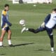 Thibaut Courtois (d) despeja el balón en presencia del centrocampista inglés Jude Bellingham. El portero belga ha sido incluido en la convocatoria para el partido ante el Celta de Vigo. EFE/Juan Carlos Hidalgo