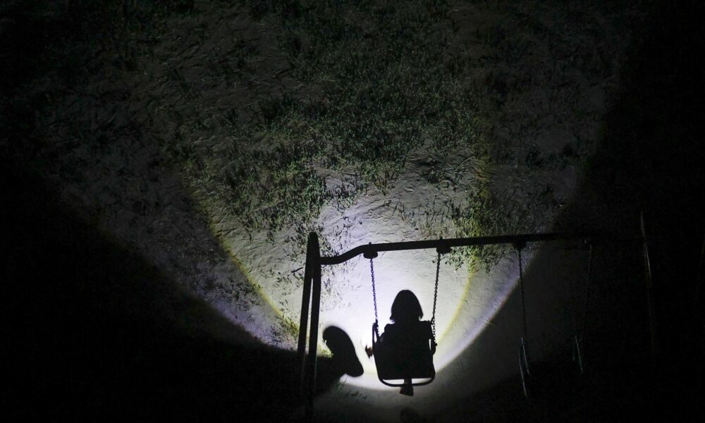 Imagen de archivo de una niña en un parque por la noche. EFE/Gustavo Amador