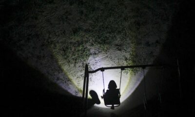 Imagen de archivo de una niña en un parque por la noche. EFE/Gustavo Amador