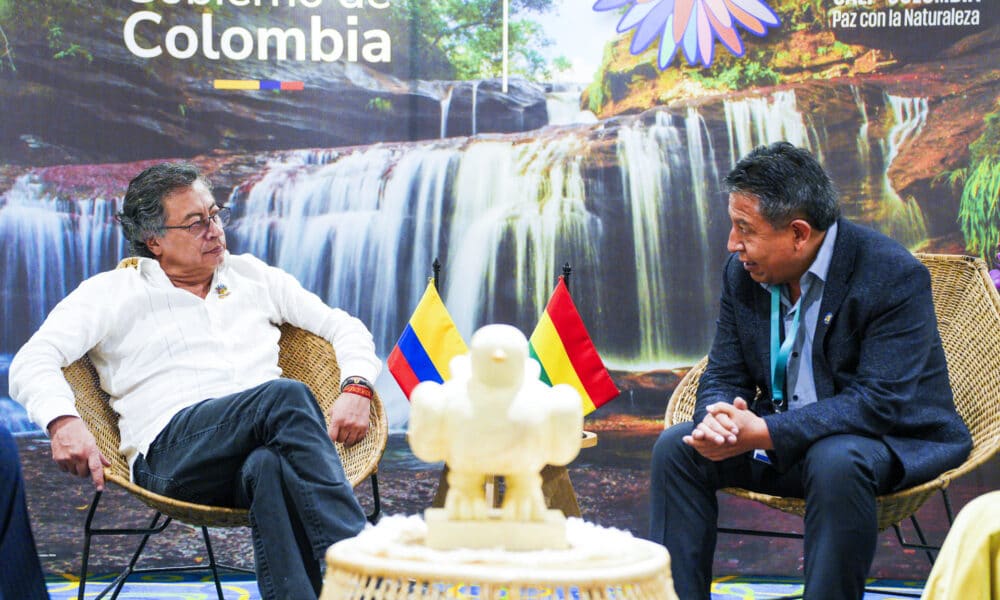 Fotografía cedida del mandatario colombiano, Gustavo Petro (i), junto al vicepresidente de Bolivia, David Choquehuanca, en Cali (Colombia). EFE/ Presidencia De Colombia