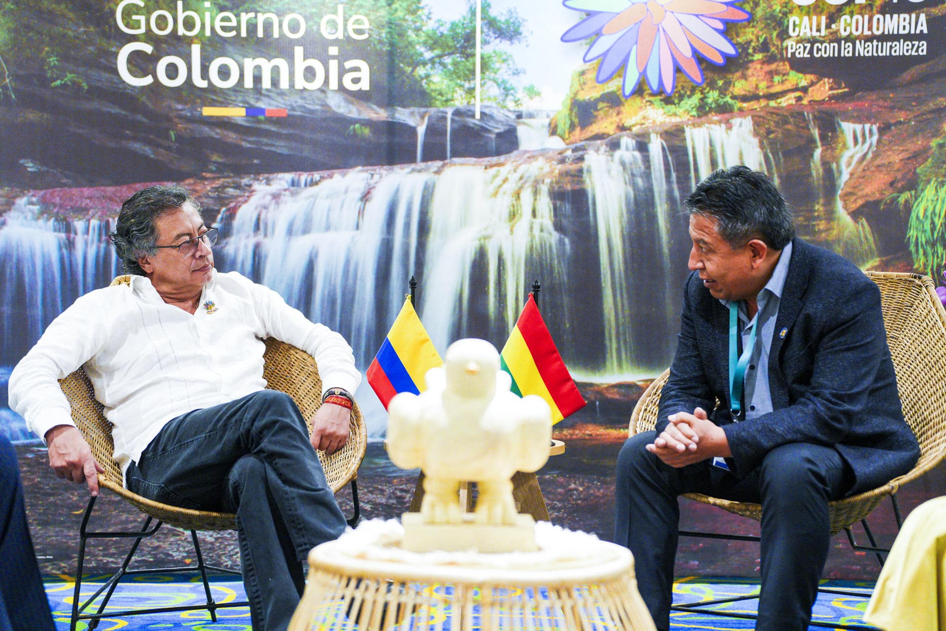 Fotografía cedida del mandatario colombiano, Gustavo Petro (i), junto al vicepresidente de Bolivia, David Choquehuanca, en Cali (Colombia). EFE/ Presidencia De Colombia