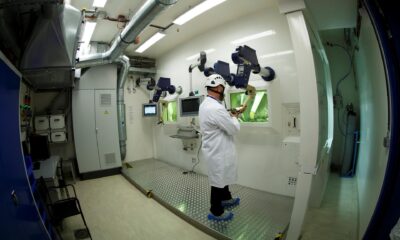 En la imagen de archivo, un ingeniero de la CERN (Centro Europeo de Física de Partículas) realiza una demostración en el laboratorio aislado para las radiaciones nucleares, durante la inauguración de la nueva instalación del centro CERN Medicis en Meyrin, Suiza. EFE/ Salvatore Di Nolfi