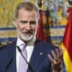 Felipe VI durante su intervención tras recibir la 'Distinción de Honor' de los Premios Iberoamericanos Torre del Oro concedida por la Cámara de Comercio de Sevilla y la Fundación Cajasol Real Alcázar, este lunes en Sevilla. EFE/Raúl Caro ***POOL***