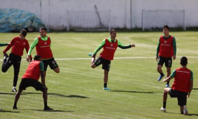 Jugadores de la selección boliviana de fútbol terminó este miércoles en La Paz su preparación para enfrentar el jueves a la de Colombia en el municipio de El Alto. EFE/ Luis Gandarillas