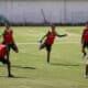 Jugadores de la selección boliviana de fútbol terminó este miércoles en La Paz su preparación para enfrentar el jueves a la de Colombia en el municipio de El Alto. EFE/ Luis Gandarillas