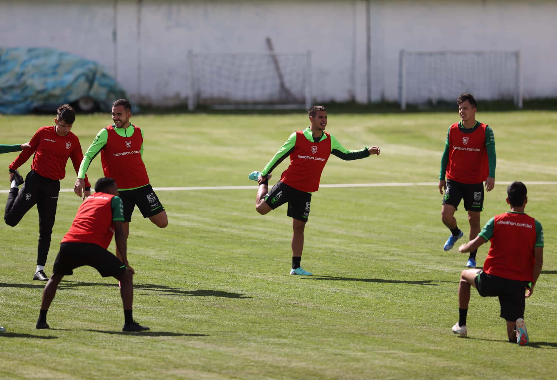 Jugadores de la selección boliviana de fútbol terminó este miércoles en La Paz su preparación para enfrentar el jueves a la de Colombia en el municipio de El Alto. EFE/ Luis Gandarillas