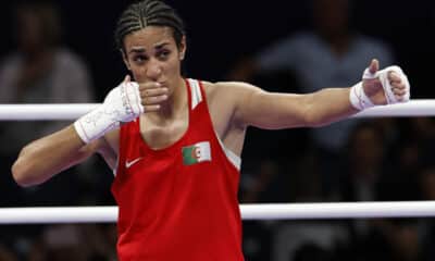 La boxeadora argelina Imane  Khelif (rojo) celebra su victoria ante la húngara Anna Luca Hamori en su combate de boxeo femenino de cuartos de final, categoría 66kg, de los Juegos Olímpicos de París 2024, en North Paris Arena de Seine-Saint Denis, en una foto de archivo. EFE/ Miguel Toña