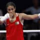 La boxeadora argelina Imane  Khelif (rojo) celebra su victoria ante la húngara Anna Luca Hamori en su combate de boxeo femenino de cuartos de final, categoría 66kg, de los Juegos Olímpicos de París 2024, en North Paris Arena de Seine-Saint Denis, en una foto de archivo. EFE/ Miguel Toña