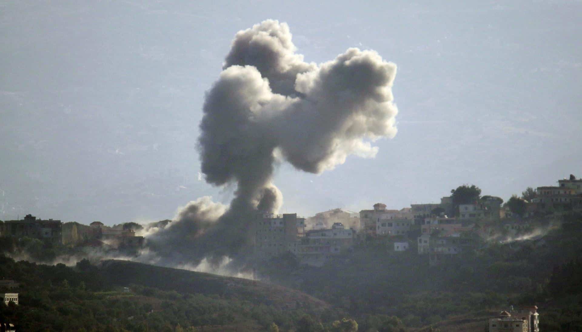 El humo se eleva tras los ataques aéreos de las fuerzas israelíes cerca de la frontera entre Líbano e Israel, el 9 de octubre de 2024. EFE/EPA/STR